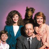 So kannten ihn Millionen Zuschauer und Zuschauerinnen weltweit: Benji Gregory spielte in der beliebten Sitcom "Alf" den ersten Sohn der Familie Tanner, Brian. Wie nun bekannt wurde, starb Gregory bereits im Juni im Alter von nur 46 Jahren. Sein Tod löst Trauer unter den "Alf"-Fans aus. Von 1986 bis 1990 lief die Serie mit über 100 Folgen in vier Staffeln, in Deutschland war sie ab 1988 im TV zu sehen. Für viele bedeutet die Show ein Stück Kindheit. Gregory selbst...