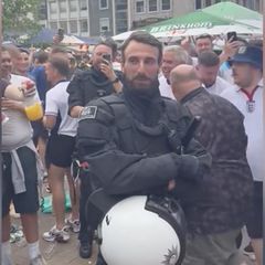 Britische Fans feiern Southgate-Doppelgänger