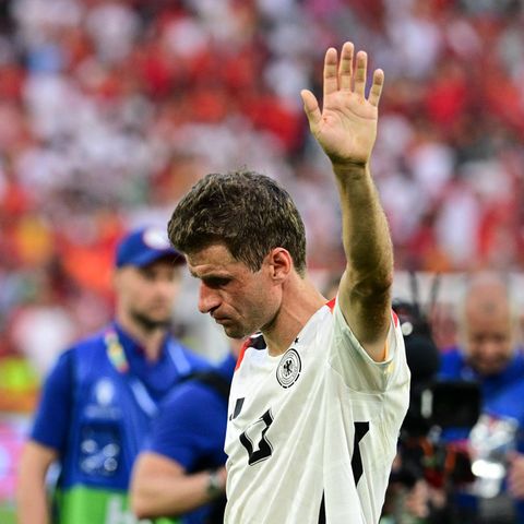 Thomas Müller winkt nach der Niederlage gegen Spanien