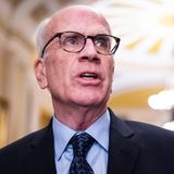 Er ist der erste amtierende Senator, der den Rückzug des Präsidenten fordert. In der "Washington Post" schreibt er: "Zum Wohle des Landes fordere ich Präsident Biden auf, seine Kandidatur zurückzuziehen"