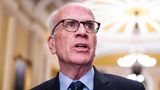 Er ist der erste amtierende Senator, der den Rückzug des Präsidenten fordert. In der "Washington Post" schreibt er: "Zum Wohle des Landes fordere ich Präsident Biden auf, seine Kandidatur zurückzuziehen"