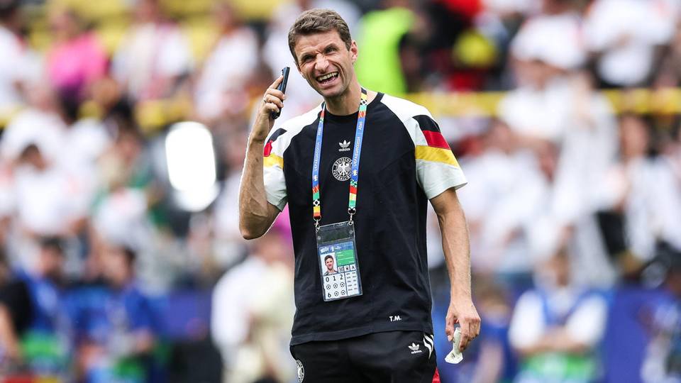 Thomas Müller scherzt vor einem EM-Spiel mit seinem Handy