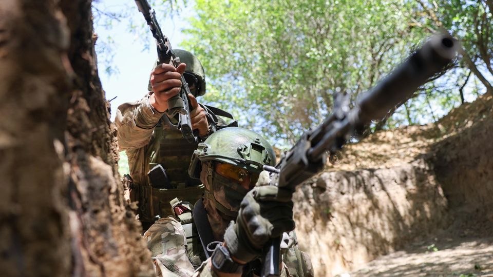 Marineinfanterie-Angriffstruppen üben das Angreifen und Säubern feindlicher Schützengräben