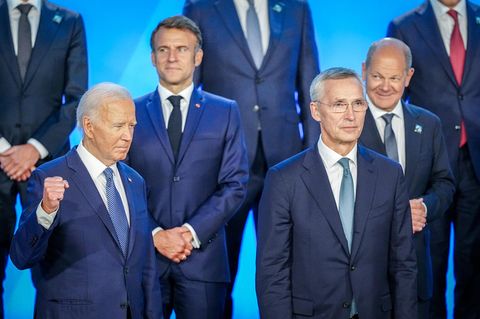 Die Präsidenten Biden (v.l.n.r.) und Macron, Nato-Generalsekretär Stoltenberg und Kanzler Scholz