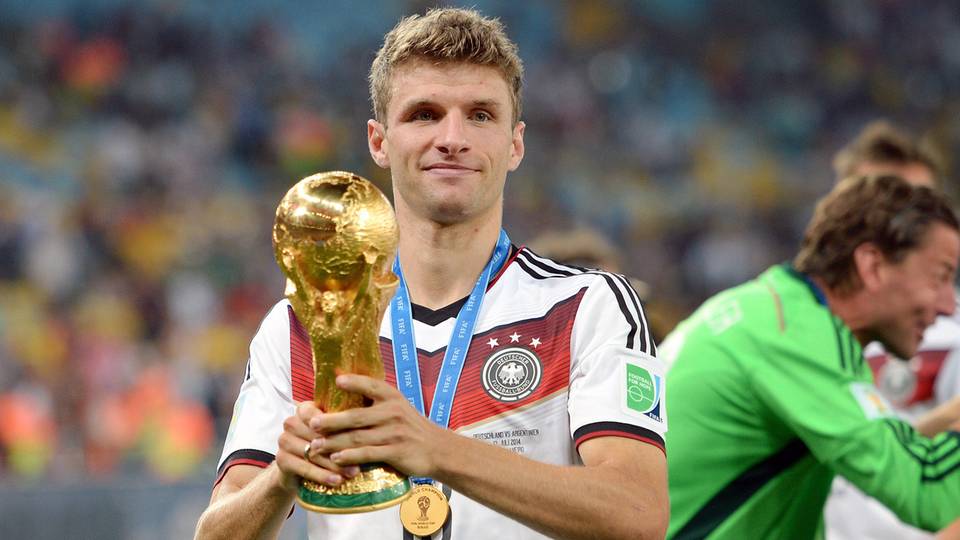 Thomas Müller mit dem WM-Pokal nach dem Finale 2014
