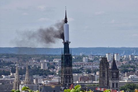 Vom Turm der Kathedrale von Rouen steigt eine Rauchwolke auf