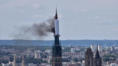 Vom Turm der Kathedrale von Rouen steigt eine Rauchwolke auf