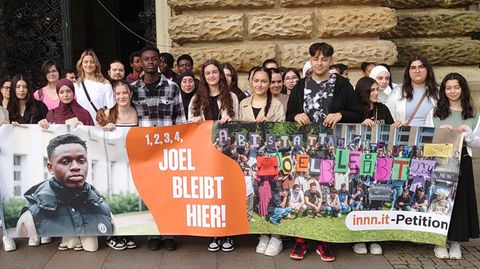 Vor dem Hamburger Rathaus demonstrierten Joel aus Ghana und seine Mitschüler gegen seine Abschiebung
