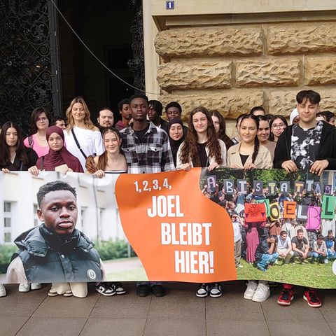 Vor dem Hamburger Rathaus demonstrierten Joel aus Ghana und seine Mitschüler gegen seine Abschiebung