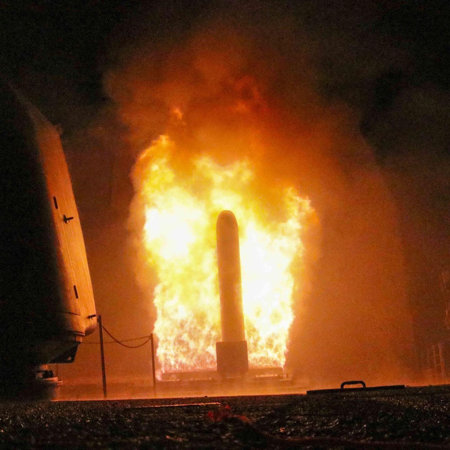 Start einer seegestützten Tomahawk Cruise Misssile. 2018 griffen die USA einen Flugplatz in Syrien mit 59 Marschflugkörpern an