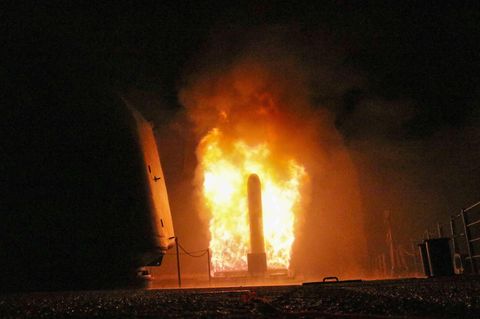 Start einer seegestützten Tomahawk Cruise Misssile. 2018 griffen die USA einen Flugplatz in Syrien mit 59 Marschflugkörpern an