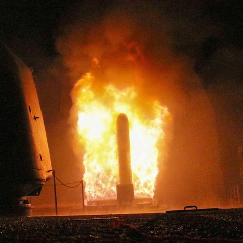Start einer seegestützten Tomahawk Cruise Misssile. 2018 griffen die USA einen Flugplatz in Syrien mit 59 Marschflugkörpern an