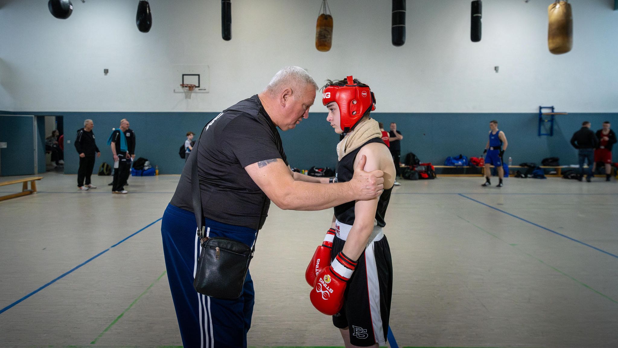 Boxclub: Klaus schwört Ramzan auf seinen Kampf in einer Sporthalle ein.