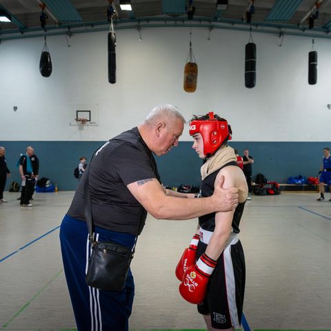 Boxclub: Klaus schwört Ramzan auf seinen Kampf in einer Sporthalle ein.