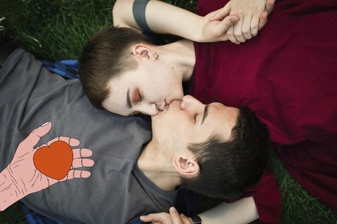 Teenager-Paar liegt im Gras