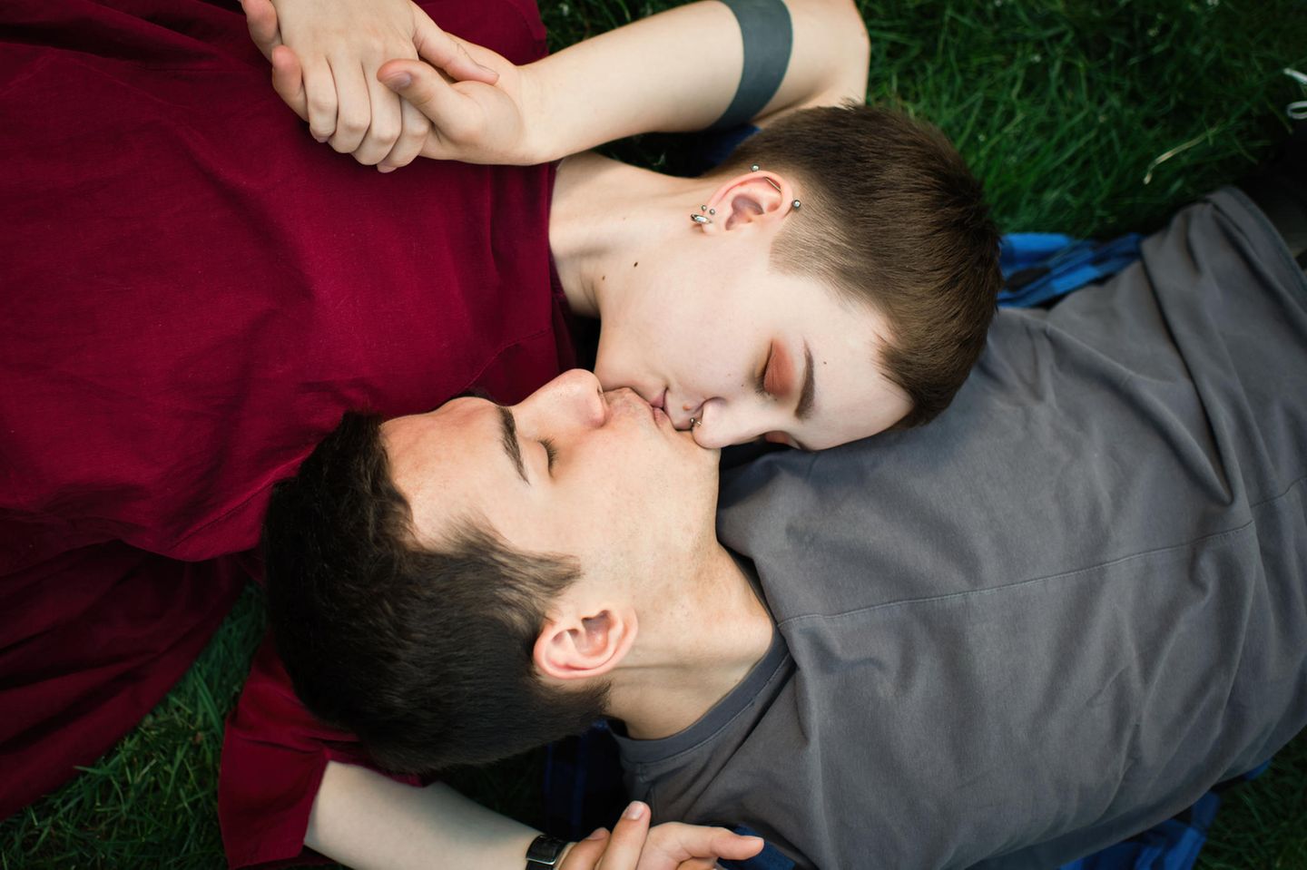 Teenager-Paar liegt im Gras