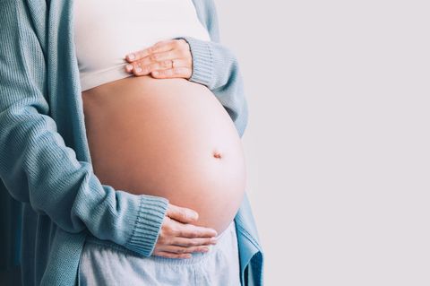 Schwangerschaft dank Abnehmspritze: Eine schwangere Frau fasst sich an den Bauch