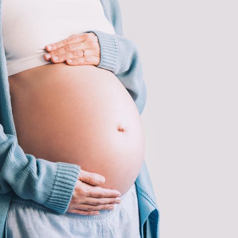 Schwangerschaft dank Abnehmspritze: Eine schwangere Frau fasst sich an den Bauch
