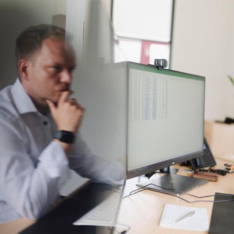 Oberstaatsanwalt Benjamin Krause scrollt durch eine Excel-Liste, die ihm die UEFA geschickt hat.