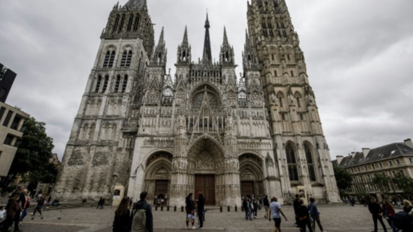 Feuer am Spitzturm der gotischen Kathedrale im französischen Rouen