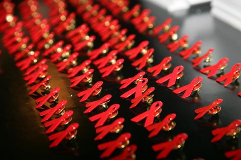 Rote Aids-Schleifchen erinnern an HIV-Infizierte