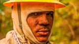 Ruß und Sorge im Gesicht: Dieser Feuerwehrmann kämpft mit über 400 Kollegen gegen die Flammen