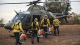 Rettungskräfte machen sich mit einem Hubschrauber auf den Weg ins Brandgebiet. Weitere sollen folgen, berichten Medien