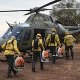 Rettungskräfte machen sich mit einem Hubschrauber auf den Weg ins Brandgebiet. Weitere sollen folgen, berichten Medien