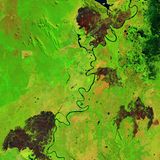 Diese Luftaufnahme zeigt das Feuchtgebiet von oben. Die braunen Flächen zeigen die Brandherde