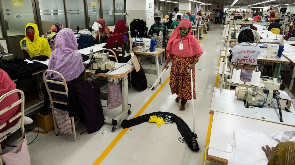 Lieferkettengesetz Arbeiter in einem Textil-Produktionsbetrieb in Dhaka