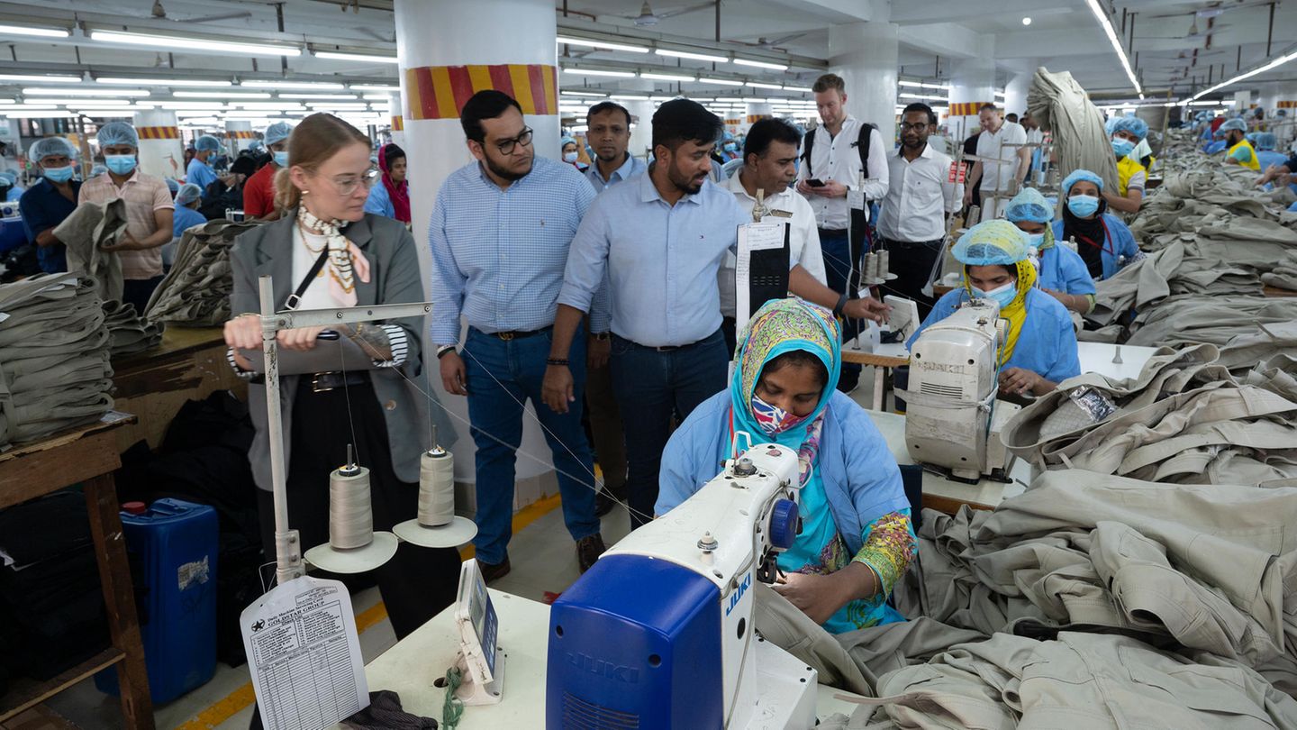 Nachhaltigkeitsbeauftrage Jacqueline Thalmann bei der Inspektion eines Betriebes in Dhaka: "Wir machen keine halben Sachen"