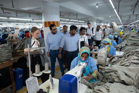 Nachhaltigkeitsbeauftrage Jacqueline Thalmann bei der Inspektion eines Betriebes in Dhaka: "Wir machen keine halben Sachen"