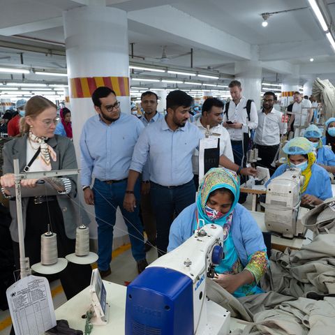 Nachhaltigkeitsbeauftrage Jacqueline Thalmann bei der Inspektion eines Betriebes in Dhaka: "Wir machen keine halben Sachen"