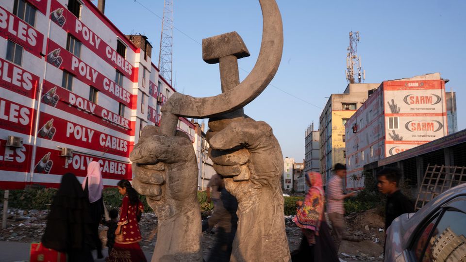 Lieferkettengesetz Ort des Rana-Plaza-Desasters Kommunismus und Industrie Symbol Hammer und Sichel Statue