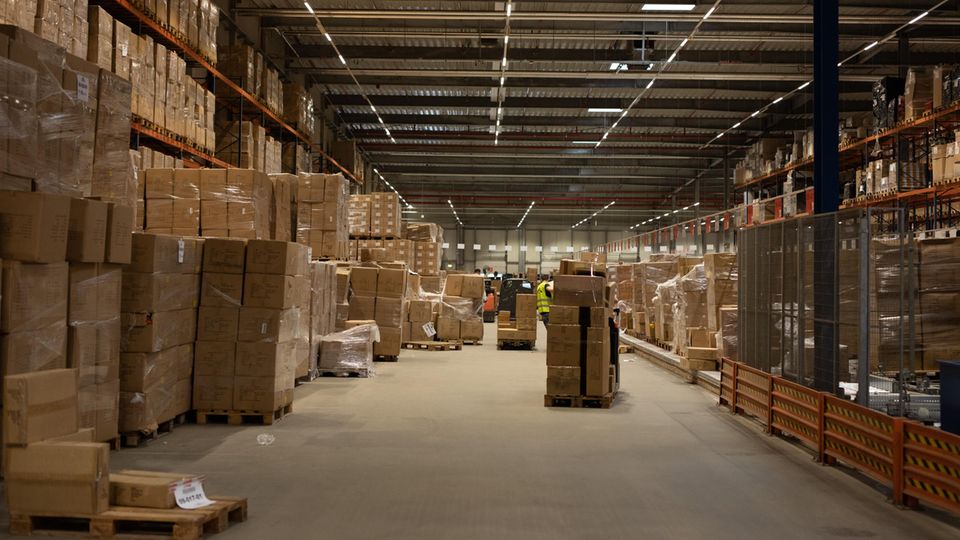 Lieferkettengesetz Eine Lagerhalle voll mit Pappkartons