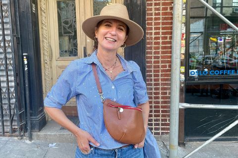 Grace ist auf dem Weg zum Abendessen mit ihren Freundinnen in Brooklyn. Die 56-Jährige organisiert weltweit Konzerte für Videogamemusik. Auf die anstehende Wahl blickt die gebürtige Italienerin mit Sorge.  "Ich bin wirklich sehr besorgt. Letztes Mal habe ich für Biden gestimmt, aber diesmal habe ich kein gutes Gefühl. Seine TV-Debatte war einfach schockierend anzuschauen. Ich hoffe, die Demokraten ziehen einen Kandidatenwechsel in Betracht. Aber um ehrlich zu sein, weiß ich nicht, ob Kamala Harris wirklich die Beste wäre. Klar, ich würde zu gerne eine Frau als Präsidentin sehen, aber ich bin mir nicht sicher, ob sie dem Job gewachsen ist. Es gibt so viele drängende Themen: die Wirtschaft, das Gesundheitswesen, Kriminalität. Ich habe das Gefühl, dass New York viel unsicherer geworden ist, seit ich vor 20 Jahren hier hergezogen bin. (...) Andererseits, wenn es auf Biden oder Harris hinausläuft, würde ich sie wählen."   
