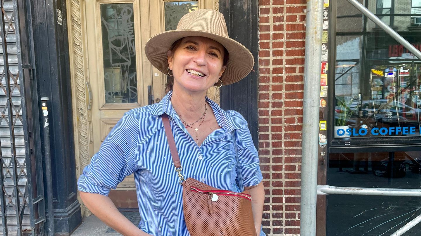 Grace ist auf dem Weg zum Abendessen mit ihren Freundinnen in Brooklyn. Die 56-Jährige organisiert weltweit Konzerte für Videogamemusik. Auf die anstehende Wahl blickt die gebürtige Italienerin mit Sorge.  "Ich bin wirklich sehr besorgt. Letztes Mal habe ich für Biden gestimmt, aber diesmal habe ich kein gutes Gefühl. Seine TV-Debatte war einfach schockierend anzuschauen. Ich hoffe, die Demokraten ziehen einen Kandidatenwechsel in Betracht. Aber um ehrlich zu sein, weiß ich nicht, ob Kamala Harris wirklich die Beste wäre. Klar, ich würde zu gerne eine Frau als Präsidentin sehen, aber ich bin mir nicht sicher, ob sie dem Job gewachsen ist. Es gibt so viele drängende Themen: die Wirtschaft, das Gesundheitswesen, Kriminalität. Ich habe das Gefühl, dass New York viel unsicherer geworden ist, seit ich vor 20 Jahren hier hergezogen bin. (...) Andererseits, wenn es auf Biden oder Harris hinausläuft, würde ich sie wählen."   