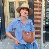 Grace ist auf dem Weg zum Abendessen mit ihren Freundinnen in Brooklyn. Die 56-Jährige organisiert weltweit Konzerte für Videogamemusik. Auf die anstehende Wahl blickt die gebürtige Italienerin mit Sorge.  "Ich bin wirklich sehr besorgt. Letztes Mal habe ich für Biden gestimmt, aber diesmal habe ich kein gutes Gefühl. Seine TV-Debatte war einfach schockierend anzuschauen. Ich hoffe, die Demokraten ziehen einen Kandidatenwechsel in Betracht. Aber um ehrlich zu sein, weiß ich nicht, ob Kamala Harris wirklich die Beste wäre. Klar, ich würde zu gerne eine Frau als Präsidentin sehen, aber ich bin mir nicht sicher, ob sie dem Job gewachsen ist. Es gibt so viele drängende Themen: die Wirtschaft, das Gesundheitswesen, Kriminalität. Ich habe das Gefühl, dass New York viel unsicherer geworden ist, seit ich vor 20 Jahren hier hergezogen bin. (...) Andererseits, wenn es auf Biden oder Harris hinausläuft, würde ich sie wählen."   