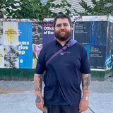 Harry ist auf dem Nachhauseweg von seinem Job als Grafikdesigner in Williamsburg. Der 29-Jährige ist ein klassischer Wechselwähler. Vor vierJahren hat er für Biden gestimmt. Dieses Jahr fällt ihm die Entscheidung extrem schwer.  "Die ganze Kandidatendebatte ist ein einziges Durcheinander. Die Demokraten haben ihre Chance vertan. Sie hätten die Diskussion vor vier Jahren führen müssen. Ich glaube nicht, dass Biden jetzt noch den Rückzieher macht. Falls doch, wäre wohl Kamala Harris die Wahl. Es gibt einige Punkte, bei denen ich nicht mit ihr übereinstimme – etwa, dass sie für mehr Polizei ist. Aber ich denke, dass sie einen besseren Job machen würde als Biden. Für mich wäre Biden schlicht die Wahl des kleineren Übels. Aber es fühlt sich verdammt schlecht an, zu wissen, dass eine senile Person am Steuer sitzt."