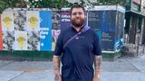 Harry ist auf dem Nachhauseweg von seinem Job als Grafikdesigner in Williamsburg. Der 29-Jährige ist ein klassischer Wechselwähler. Vor vierJahren hat er für Biden gestimmt. Dieses Jahr fällt ihm die Entscheidung extrem schwer.  "Die ganze Kandidatendebatte ist ein einziges Durcheinander. Die Demokraten haben ihre Chance vertan. Sie hätten die Diskussion vor vier Jahren führen müssen. Ich glaube nicht, dass Biden jetzt noch den Rückzieher macht. Falls doch, wäre wohl Kamala Harris die Wahl. Es gibt einige Punkte, bei denen ich nicht mit ihr übereinstimme – etwa, dass sie für mehr Polizei ist. Aber ich denke, dass sie einen besseren Job machen würde als Biden. Für mich wäre Biden schlicht die Wahl des kleineren Übels. Aber es fühlt sich verdammt schlecht an, zu wissen, dass eine senile Person am Steuer sitzt."