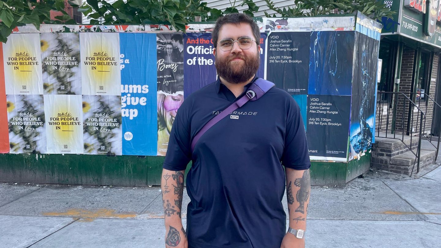Harry ist auf dem Nachhauseweg von seinem Job als Grafikdesigner in Williamsburg. Der 29-Jährige ist ein klassischer Wechselwähler. Vor vierJahren hat er für Biden gestimmt. Dieses Jahr fällt ihm die Entscheidung extrem schwer.  "Die ganze Kandidatendebatte ist ein einziges Durcheinander. Die Demokraten haben ihre Chance vertan. Sie hätten die Diskussion vor vier Jahren führen müssen. Ich glaube nicht, dass Biden jetzt noch den Rückzieher macht. Falls doch, wäre wohl Kamala Harris die Wahl. Es gibt einige Punkte, bei denen ich nicht mit ihr übereinstimme – etwa, dass sie für mehr Polizei ist. Aber ich denke, dass sie einen besseren Job machen würde als Biden. Für mich wäre Biden schlicht die Wahl des kleineren Übels. Aber es fühlt sich verdammt schlecht an, zu wissen, dass eine senile Person am Steuer sitzt."