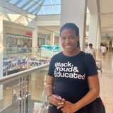 Jeannine geht im Queens Center shoppen. Die 30-Jährige studiert Photographie. Sie ist sich sicher, für wen sie im November stimmen wird.  "Ich habe beim letzten Mal für Biden gestimmt und werde dabei bleiben. Ja, er ist unfassbar alt. Aber für mich sind Themen wie Abtreibungsrechte, Klima und Chancengleichheit wichtiger. (...) Ich kapiere nicht, wieso die Leute nicht verstehen, dass es bei der Wahl einzig und allein darum geht, Trump zu verhindern. Ich will mir gar nicht ausmalen, was er in vier weiteren Jahren alles anstellen könnte. Wenn Biden sagt, er ist der einzige, der ihn stoppen kann, dann glaube ich ihm. Für einen Kandidatenwechsel ist es jetzt zu spät."   