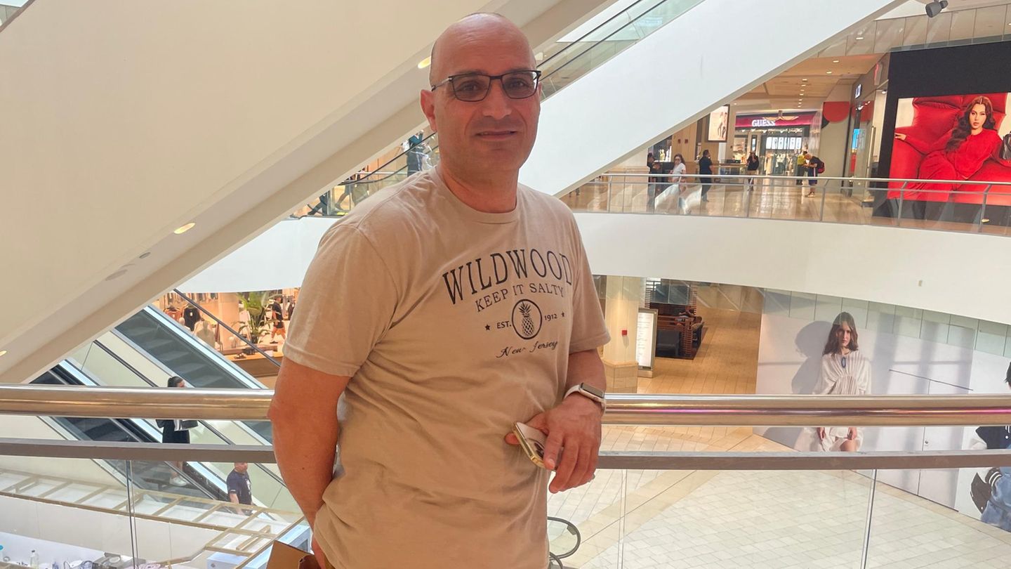 Willi, 53, wohnt mit seiner Frau und seinen zwei Kindern in Queens. Der Leiter eines Bauunternehmens will auf jeden Fall wählen gehen, aber ist Moment "extrem frustriert". Als er das TV-Duell gesehen hat, dachte er, "ist das wirklich das Beste, was wir haben?"  "Wir sind das mächtigste Land der Welt und unsere Präsidentschaftskandidaten sind zwei Männer, von denen der eine ein Verbrecher ist und der andere kaum sprechen kann. Beim letzten Mal habe ich für Biden gestimmt. Aber im Moment fällt es mir wirklich schwer, das noch einmal zu tun. Viele in meinem Umfeld sind frustriert über die hohen Steuern unter der Biden-Regierung. Ich sag es nicht gern, aber unter Trump hatten wir mehr Geld in der Tasche. Auch meine Frau und ich müssen Vollzeit arbeiten, sonst könnten wir die College-Gebühren nicht bezahlen. (...)  Ich hoffe darauf, dass die Demokraten noch rechtzeitig zur Vernunft kommen und einen neuen Kandidaten aufstellen. Im Moment sehe ich da noch niemand. Ich habe Gerüchte über Michele Obama gehört und ich liebe sie, aber ich glaube nicht, dass sie kandidieren wird. Eines ist sicher: Wir brauchen junges Blut."
