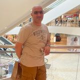 Willi, 53, wohnt mit seiner Frau und seinen zwei Kindern in Queens. Der Leiter eines Bauunternehmens will auf jeden Fall wählen gehen, aber ist Moment "extrem frustriert". Als er das TV-Duell gesehen hat, dachte er, "ist das wirklich das Beste, was wir haben?"  "Wir sind das mächtigste Land der Welt und unsere Präsidentschaftskandidaten sind zwei Männer, von denen der eine ein Verbrecher ist und der andere kaum sprechen kann. Beim letzten Mal habe ich für Biden gestimmt. Aber im Moment fällt es mir wirklich schwer, das noch einmal zu tun. Viele in meinem Umfeld sind frustriert über die hohen Steuern unter der Biden-Regierung. Ich sag es nicht gern, aber unter Trump hatten wir mehr Geld in der Tasche. Auch meine Frau und ich müssen Vollzeit arbeiten, sonst könnten wir die College-Gebühren nicht bezahlen. (...)  Ich hoffe darauf, dass die Demokraten noch rechtzeitig zur Vernunft kommen und einen neuen Kandidaten aufstellen. Im Moment sehe ich da noch niemand. Ich habe Gerüchte über Michele Obama gehört und ich liebe sie, aber ich glaube nicht, dass sie kandidieren wird. Eines ist sicher: Wir brauchen junges Blut."