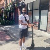 Albert arbeitet in einer Schule Harlem. Der 40-Jährige aus der Bronx hat bislang immer die Demokraten gewählt, wie schon seine Eltern und Großeltern. Aber dieses Mal spielt er mit dem Gedanken, für Trump zu stimmen.   "Das Land befindet sich im Chaos. Unter Biden ist alles teurer geworden. Viele von meinen Freunden kommen kaum noch über die Runden. (...) Trump ist kein netter Mensch, das weiß ich. Aber was Wirtschaft und die Grenze angeht, hat er einen viel besseren Job gemacht als Biden. Er ist ein Geschäftsmann und mir gefällt sein Ansatz, das Land wie ein Unternehmen zu führen. Das heißt aber auch: Man muss zuerst in seinem eigenen Haus aufräumen, bevor man Gäste einlädt. Ich sage nicht, dass wir anderen nicht helfen sollten. Aber ich denke, wir sollten nicht noch mehr Migranten ins Land lassen, wenn es hier schon so viele Menschen gibt, die im Alltag zu kämpfen haben."   