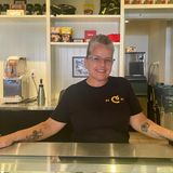 In einem kleinen Coffeeshop in der South Bronx steht Maria, 56, hinter der Theke. Die gebürtige Puerto Ricanerin hat stets für die Demokraten gestimmt. Diesmal weiß sie nicht, ob sie überhaupt wählen geht.  "Trump ist eine Katastrophe. Dieser Mann sollte nie wieder ein Land führen dürfen, wenn du mich fragst. Aber Biden hat nach dem TV-Duell mein Vertrauen verloren. Sein Auftritt war furchtbar. (...) Die Biden-Regierung hat die Mittelschicht vergessen. Reiche Leute haben Geld, arme Leute bekommen Zuschüsse. Aber was ist mit uns? Wir, die Leute aus der Mittelschicht, werden am meisten besteuert, während unser tägliches Leben immer teurer wird. Die Mieten sind gestiegen, das Pendeln in die Stadt ist teurer geworden. Aber unsere Gehälter sind gleich geblieben. Meine Söhne sind 22 und 25 und leben zu Hause, weil sie es sich nicht leisten können, auszuziehen. Wir alle kommen hier her mit dem amerikanischen Traum. Aber der Traum ist unerreichbar geworden."