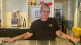 In einem kleinen Coffeeshop in der South Bronx steht Maria, 56, hinter der Theke. Die gebürtige Puerto Ricanerin hat stets für die Demokraten gestimmt. Diesmal weiß sie nicht, ob sie überhaupt wählen geht.  "Trump ist eine Katastrophe. Dieser Mann sollte nie wieder ein Land führen dürfen, wenn du mich fragst. Aber Biden hat nach dem TV-Duell mein Vertrauen verloren. Sein Auftritt war furchtbar. (...) Die Biden-Regierung hat die Mittelschicht vergessen. Reiche Leute haben Geld, arme Leute bekommen Zuschüsse. Aber was ist mit uns? Wir, die Leute aus der Mittelschicht, werden am meisten besteuert, während unser tägliches Leben immer teurer wird. Die Mieten sind gestiegen, das Pendeln in die Stadt ist teurer geworden. Aber unsere Gehälter sind gleich geblieben. Meine Söhne sind 22 und 25 und leben zu Hause, weil sie es sich nicht leisten können, auszuziehen. Wir alle kommen hier her mit dem amerikanischen Traum. Aber der Traum ist unerreichbar geworden."