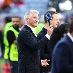 Bastian Schweinsteiger hält ein Mikrofon in die Höhe