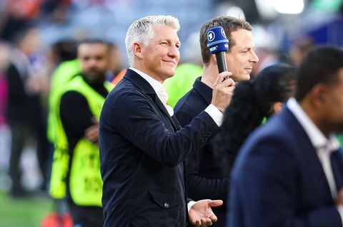 Bastian Schweinsteiger hält ein Mikrofon in die Höhe