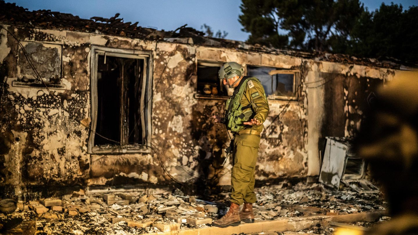 Ein Soldat steht im zerstörten Kibbuz Be’eri in Israel